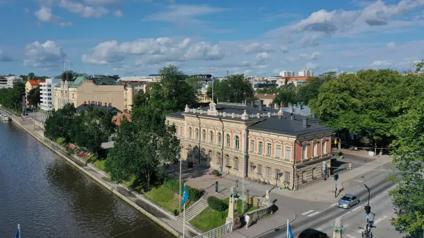 Ilmakuva Turun kaupungintalosta ja sen lähialueesta.